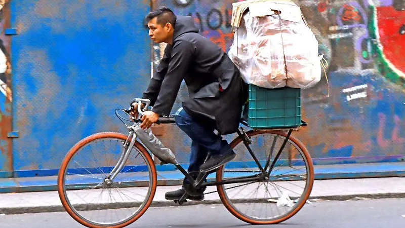 “Bici-Logística”: El ingenio capitalino sobre dos ruedas [Fotorreportaje]